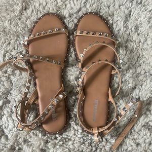 Cushion wire studded gladiator sandal
